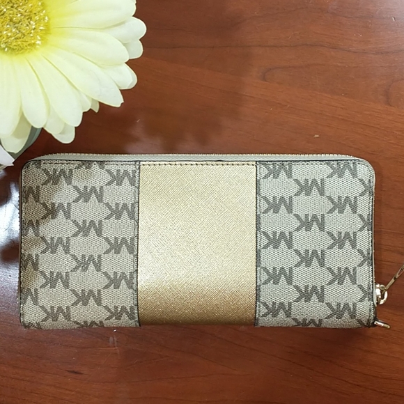 Michael Kors Signature Wallet - Picture 2 of 11